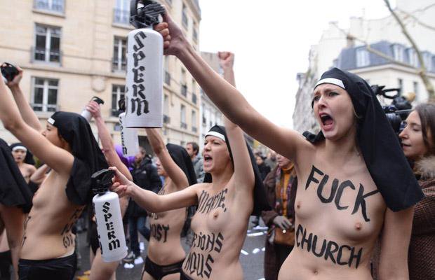 おっぱい丸出しで抗議を行うトップレス抗議集団FEMEN015