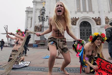 おっぱい丸出しで抗議を行うトップレス抗議集団FEMEN016