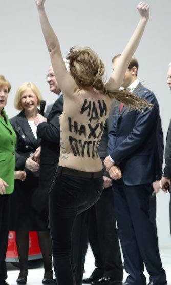 おっぱい丸出しで抗議を行うトップレス抗議集団FEMEN020