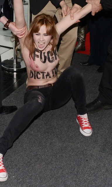 おっぱい丸出しで抗議を行うトップレス抗議集団FEMEN024