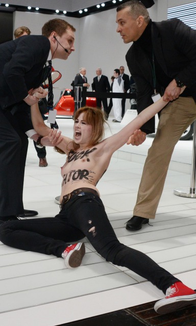 おっぱい丸出しで抗議を行うトップレス抗議集団FEMEN031
