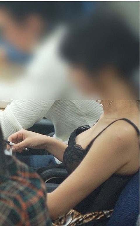 【盗撮 パイチラ】胸元が開いてる服を着てる女の子のパイチラ画像033