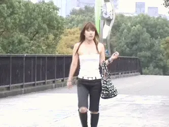 ハプニングやイタズラでポロリしちゃったエロgif100枚!!慌てた反応がエロいけど面白いｗ018