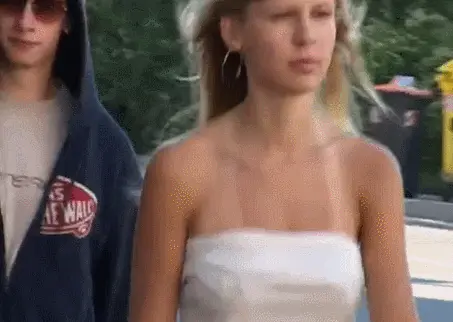 ハプニングやイタズラでポロリしちゃったエロgif100枚!!慌てた反応がエロいけど面白いｗ032