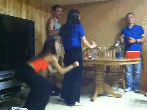 ハプニングやイタズラでポロリしちゃったエロgif100枚!!慌てた反応がエロいけど面白いｗ037