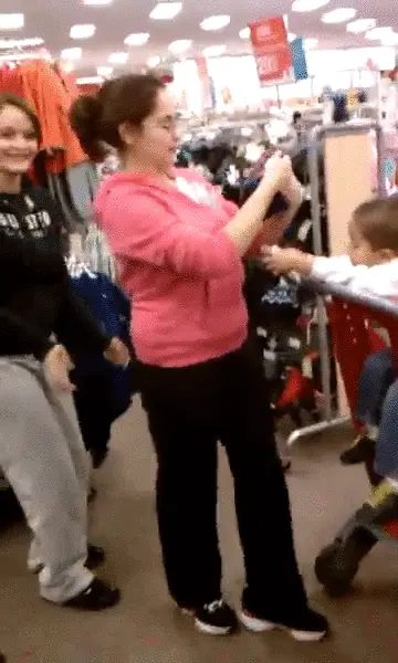 ハプニングやイタズラでポロリしちゃったエロgif100枚!!慌てた反応がエロいけど面白いｗ040