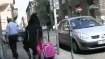 ハプニングやイタズラでポロリしちゃったエロgif100枚!!慌てた反応がエロいけど面白いｗ053