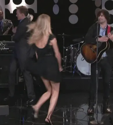 ハプニングやイタズラでポロリしちゃったエロgif100枚!!慌てた反応がエロいけど面白いｗ099