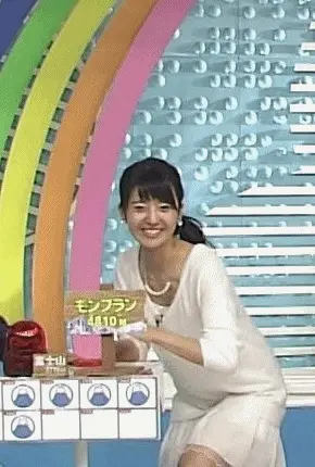 ハプニングエロ画像81枚 胸チラやおっぱいポロリ・パンチラなどラッキースケベなエロGIF集めてみた011