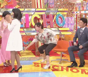 ハプニングエロ画像81枚 胸チラやおっぱいポロリ・パンチラなどラッキースケベなエロGIF集めてみた071