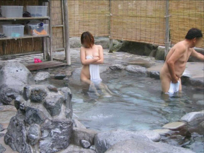 混浴のエロ画像113枚 温泉で他の入浴客におっぱいを露出する変態女集めてみた036