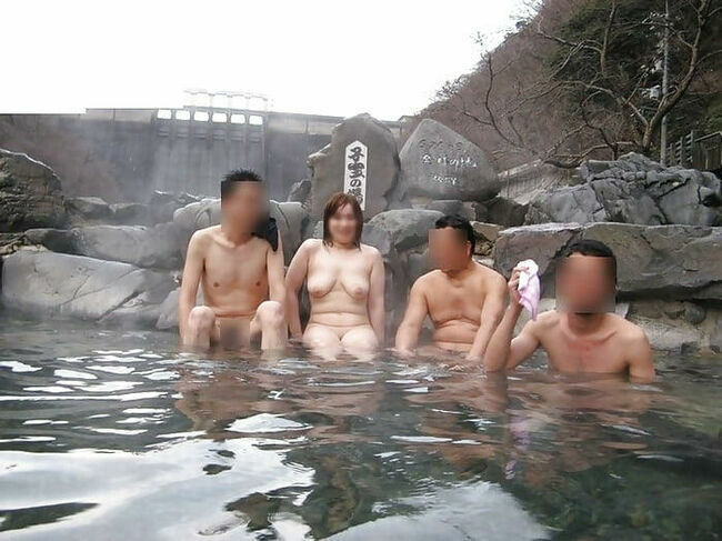 混浴のエロ画像113枚 温泉で他の入浴客におっぱいを露出する変態女集めてみた042