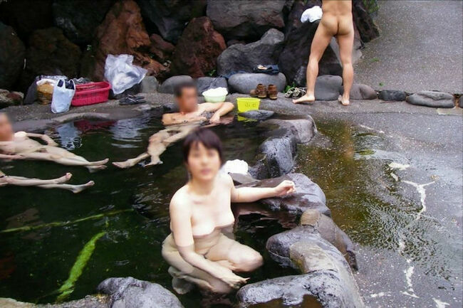 混浴のエロ画像113枚 温泉で他の入浴客におっぱいを露出する変態女集めてみた049
