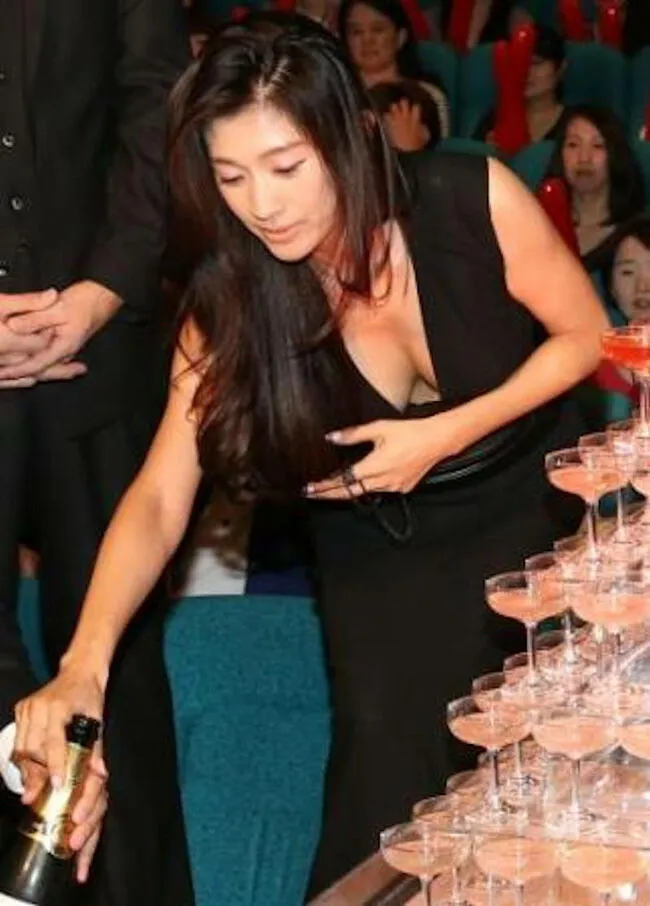 芸能人胸チラ画像138枚 女優やグラドル・女芸人まで谷間やブラがポロリしちゃった有名人110