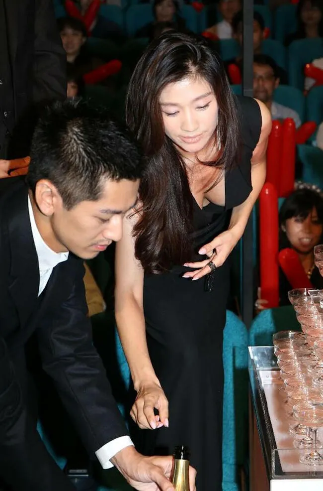 芸能人胸チラ画像138枚 女優やグラドル・女芸人まで谷間やブラがポロリしちゃった有名人111