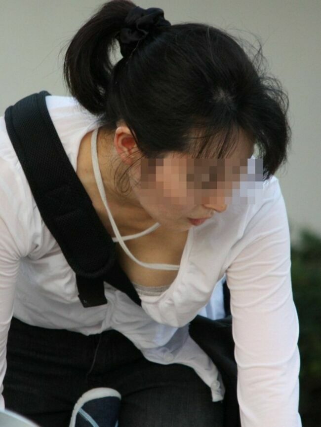 人妻胸チラ画像130枚 盗撮された若妻の乳首チラや熟女のパイチラなどエロい胸元大量に集めてみた049