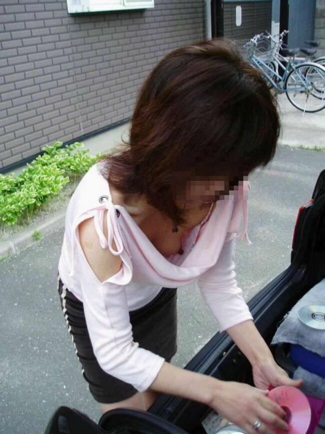 人妻胸チラ画像130枚 盗撮された若妻の乳首チラや熟女のパイチラなどエロい胸元大量に集めてみた106