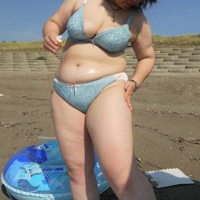 ぽっちゃり水着のエロ画像100枚 デブ専やむっちり肉感フェチには堪らない太め女子の水着姿集めてみた094