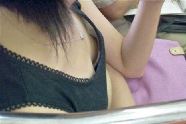 浮きブラ画像200枚 乳首見えちゃってる貧乳素人のおっぱい盗撮集めてみた181