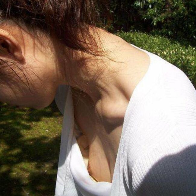 人妻乳首エロ画像120枚 ノーブラ熟女のチクポチから敏感な勃起乳首まで集めてみた053