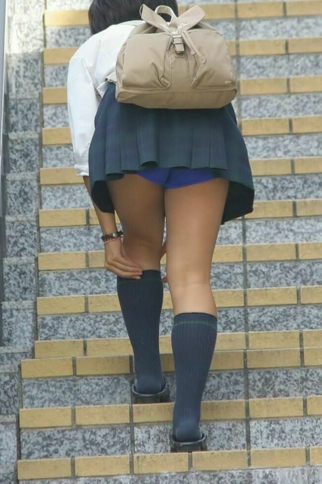 JK階段エロ画像113枚 駅やお店でパンチラしてる制服女子高生盗撮集めてみた057