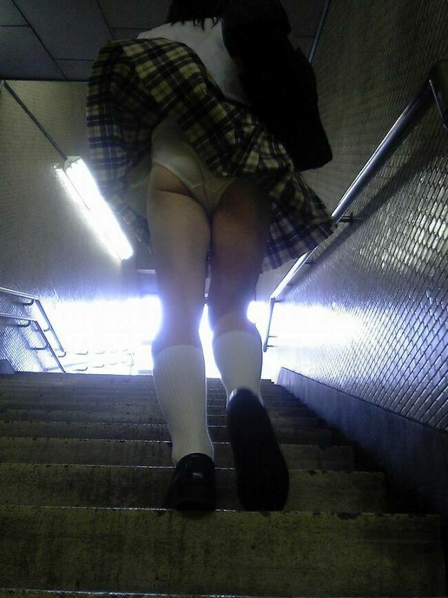 JK階段エロ画像113枚 駅やお店でパンチラしてる制服女子高生盗撮集めてみた077