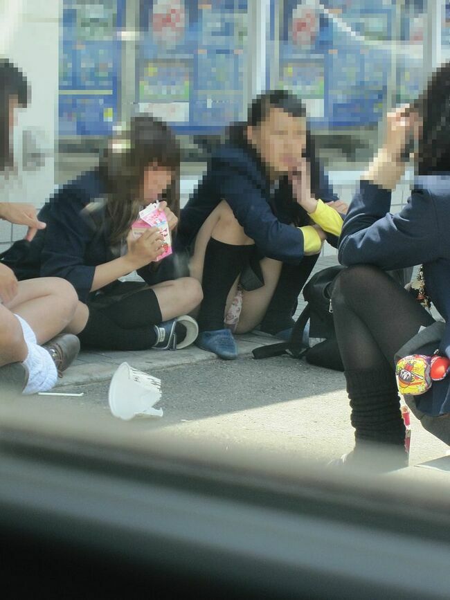 JKしゃがみパンチラエロ画像182枚 むちむち太ももや股開いてパンツ見てる女子校生盗撮集めてみた059