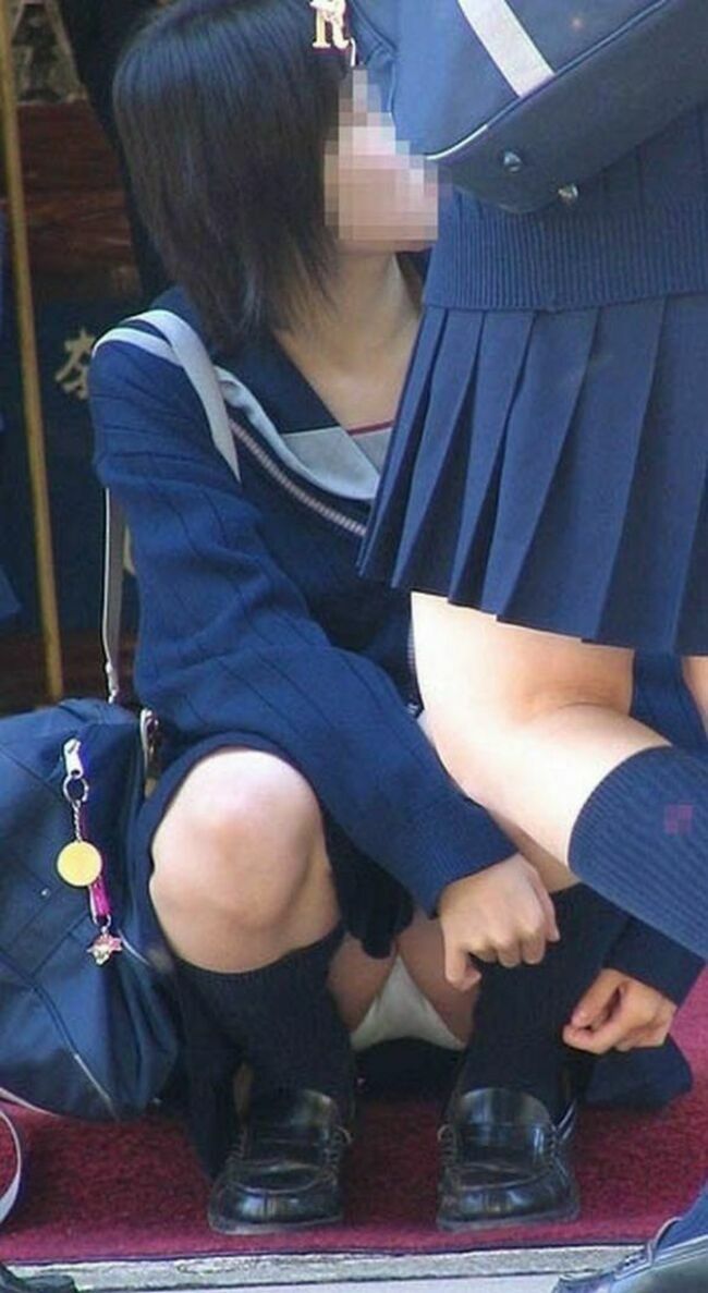 JKしゃがみパンチラエロ画像182枚 むちむち太ももや股開いてパンツ見てる女子校生盗撮集めてみた060