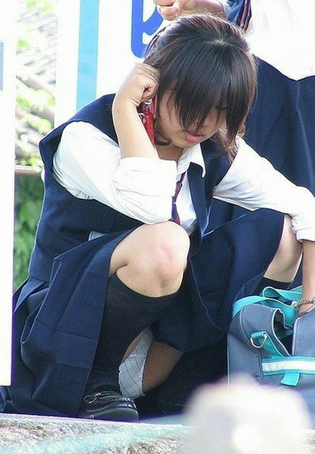 JKしゃがみパンチラエロ画像182枚 むちむち太ももや股開いてパンツ見てる女子校生盗撮集めてみた092