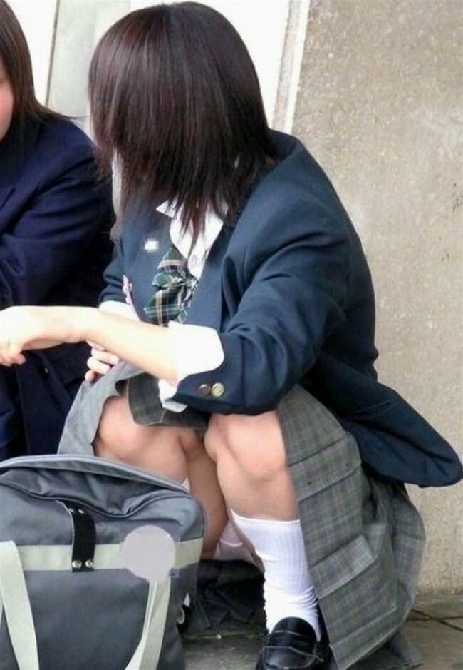 JKしゃがみパンチラエロ画像182枚 むちむち太ももや股開いてパンツ見てる女子校生盗撮集めてみた121