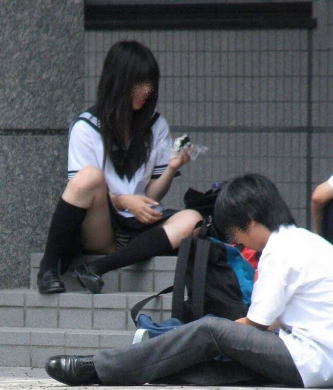 JKしゃがみパンチラエロ画像182枚 むちむち太ももや股開いてパンツ見てる女子校生盗撮集めてみた140