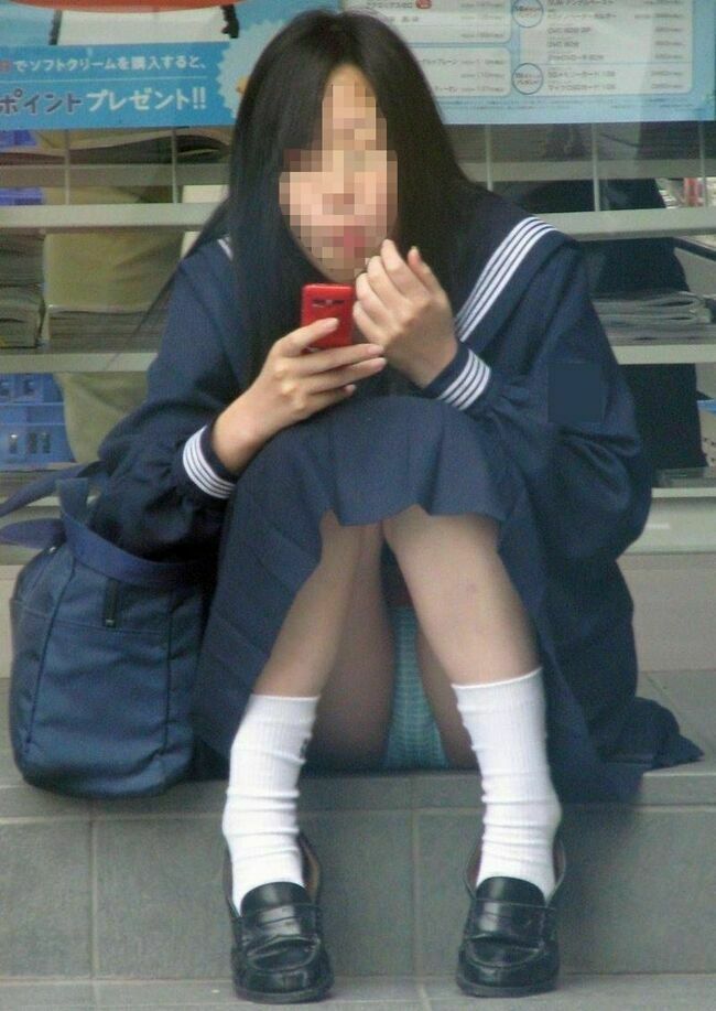 JK街撮りエロ画像169枚 可愛い制服女子校生の生足太ももやパンチラ・透けブラ盗撮集めてみた025