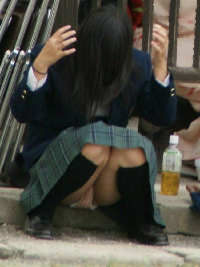 JK街撮りエロ画像169枚 可愛い制服女子校生の生足太ももやパンチラ・透けブラ盗撮集めてみた033