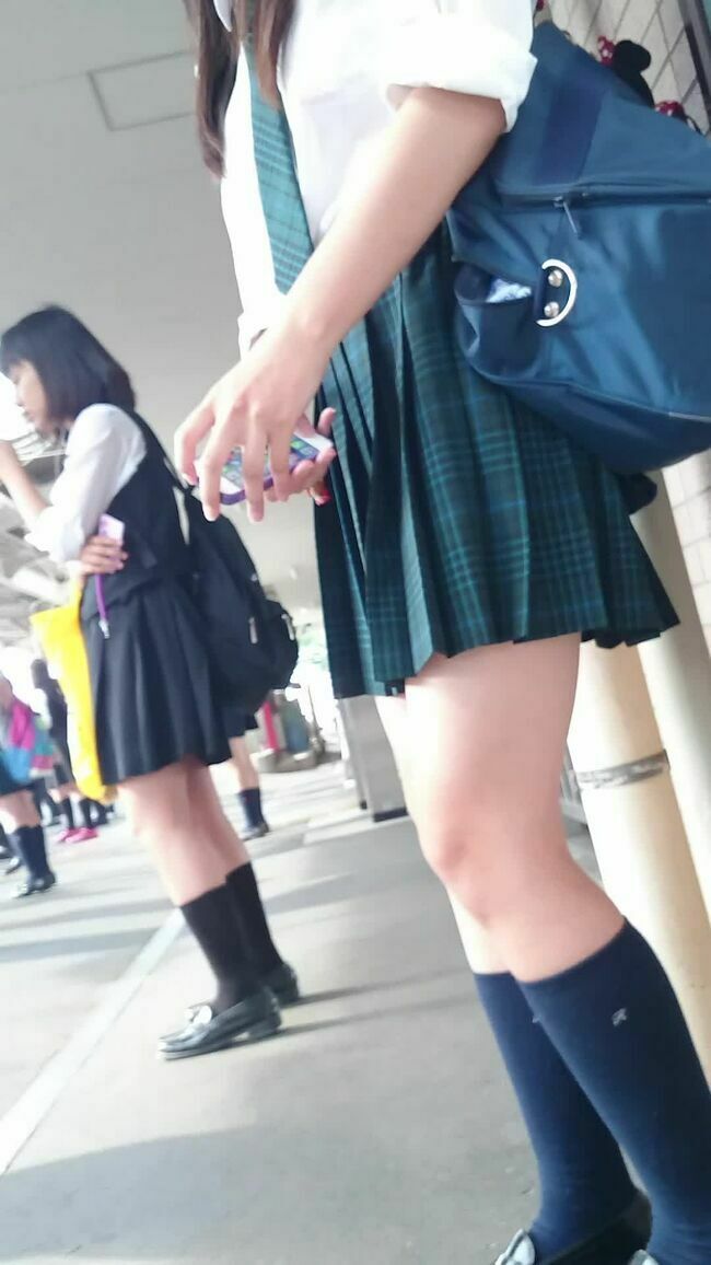 JK街撮りエロ画像169枚 可愛い制服女子校生の生足太ももやパンチラ・透けブラ盗撮集めてみた082