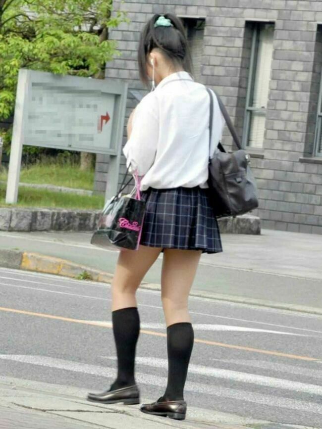 JK街撮りエロ画像169枚 可愛い制服女子校生の生足太ももやパンチラ・透けブラ盗撮集めてみた118