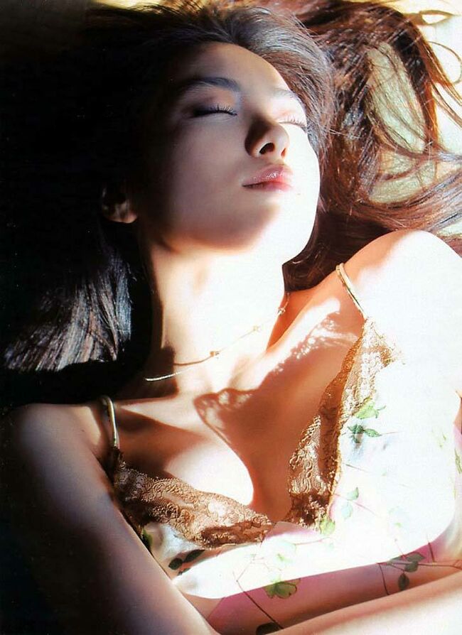 仲間由紀恵エロ画像99枚 引くレベルで美しいヤンクミの濡れ場や胸チラ・お宝水着グラビア集めてみた011