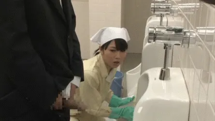 トイレ清掃員エロGIF004