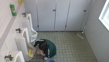 トイレ清掃員エロGIF035