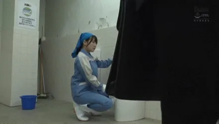 トイレ清掃員エロGIF055