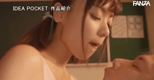 ツバ飲ませエロGIF043