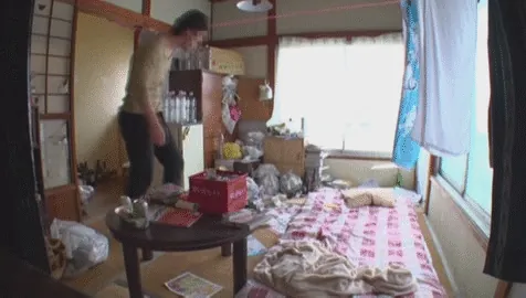 汚部屋連れ込みエロGIF002
