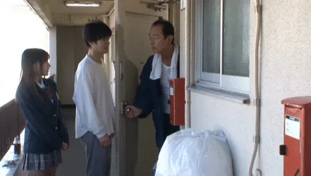 汚部屋連れ込みエロGIF032
