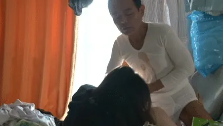 汚部屋連れ込みエロGIF034