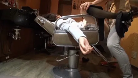 眠剤レイプエロGIF画像094