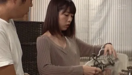 ノーブラ店員エロGIF画像005