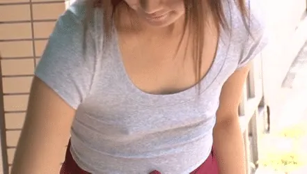 ノーブラ店員エロGIF画像036