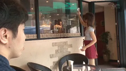 ノーブラ店員エロGIF画像038