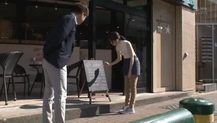 ノーブラ店員エロGIF画像056