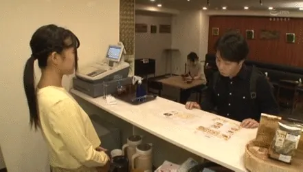 ノーブラ店員エロGIF画像073