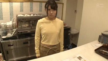 ノーブラ店員エロGIF画像074